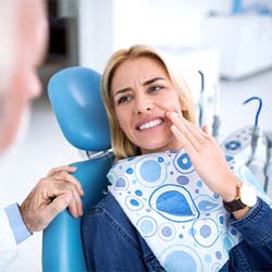 Woman describing her toothache in Jupiter to her dentist