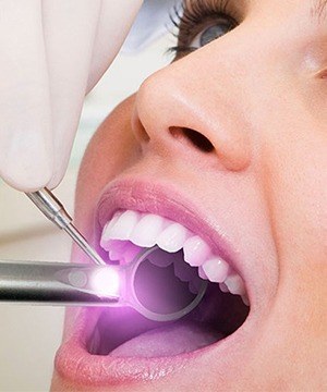 Patient receiving oral cancer screening